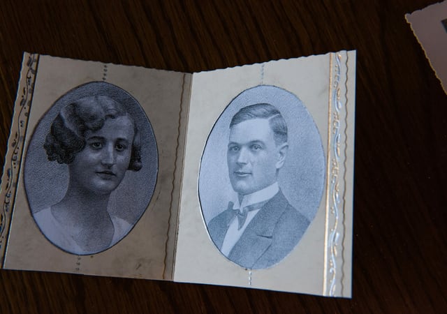 Zwei Schwarzweiss-Bilder der Eltern von Simone Sieder-Gigandet
