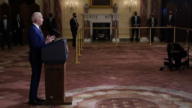 Biden an Rednerpult, stehend Biden an Rednerpult, stehend