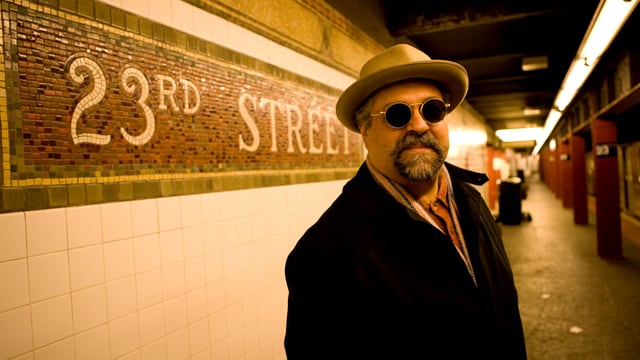 Der Saxophonist Joe Lovano wartet in der Station « Der Saxophonist Joe Lovano wartet in der Station «