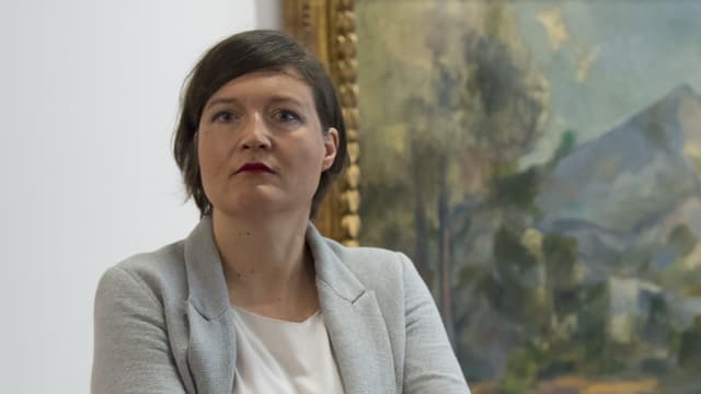 Eine Frau mit verschränkten Armen vor dem Cezanne-Bild. Eine Frau mit verschränkten Armen vor dem Cezanne-Bild.