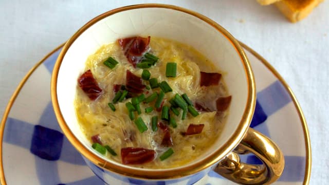 Sauerkrautrahmsuppe mit Mostbröckli: Vorspeise von Veronika Oswald. Sauerkrautrahmsuppe mit Mostbröckli: Vorspeise von Veronika Oswald.