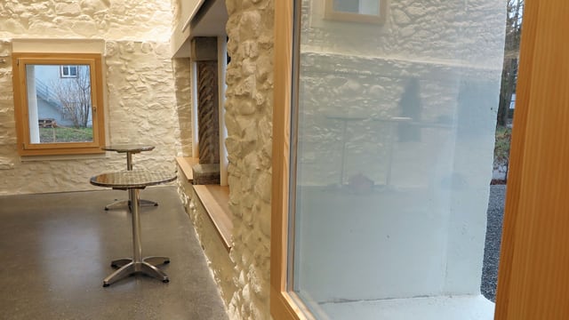 Detailansicht Fensterfront und Wand: Die Fenster sind innen eingebaut, damit man die Dicke der Mauern erkennt Detailansicht Fensterfront und Wand: Die Fenster sind innen eingebaut, damit man die Dicke der Mauern erkennt