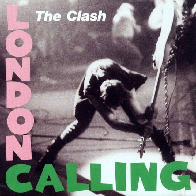 Cover des Albums London Calling, darauf hält ein Mann Gitarre über den Kopf Cover des Albums London Calling, darauf hält ein Mann Gitarre über den Kopf