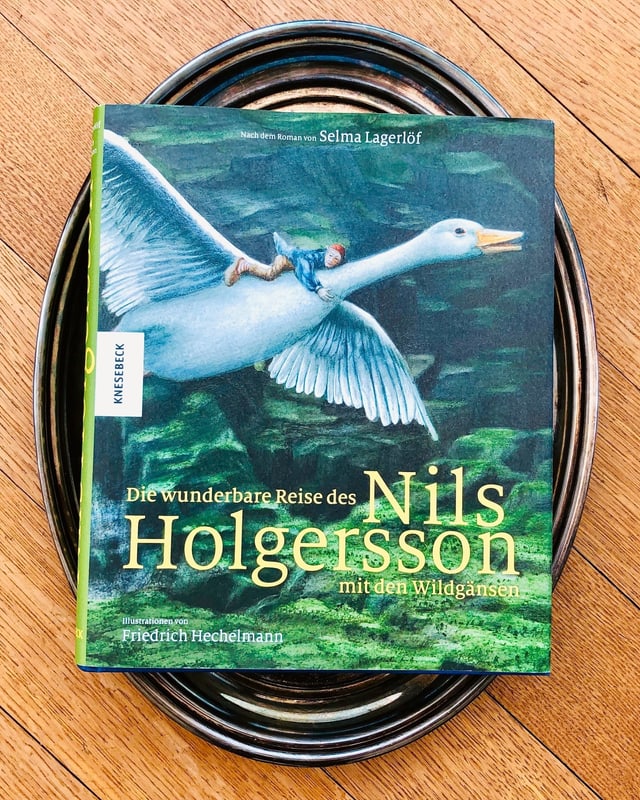 «Die wunderbare Reise des Nils Holgersson» von Selma Lagerlöf liebt auf einem Silbertablett «Die wunderbare Reise des Nils Holgersson» von Selma Lagerlöf liebt auf einem Silbertablett