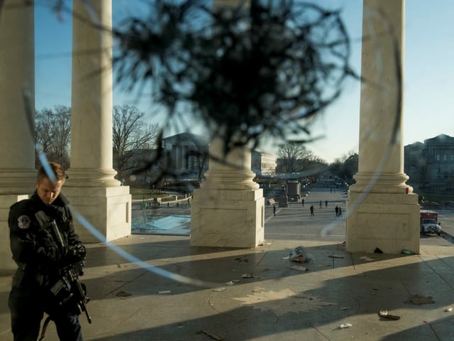 Ein Kapitol-Polizist patroulliert vor dem Eingangsportal des Kapitols in Washington.