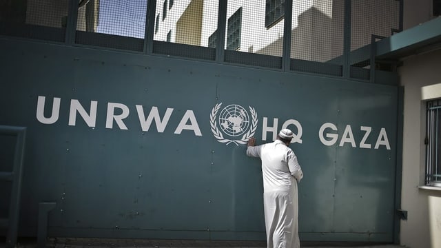 Mann vor UNRWA-Haus im Nahen Osten. Mann vor UNRWA-Haus im Nahen Osten.