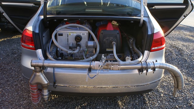 Ein Auto mit zahlreichen Rohren und Geräten. Ein Auto mit zahlreichen Rohren und Geräten.