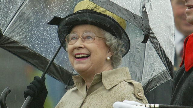 Die Queen unter einem Regenschirm. Die Queen unter einem Regenschirm.