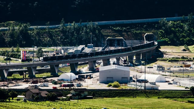 Dank dem Ceneri-Basistunnels halbieren sich die Fahrzeiten innerhalb des Kantons. Die Fahrt von Locarno nach Lugano dauert noch eine halbe Stunde. Dank dem Ceneri-Basistunnels halbieren sich die Fahrzeiten innerhalb des Kantons. Die Fahrt von Locarno nach Lugano dauert noch eine halbe Stunde.