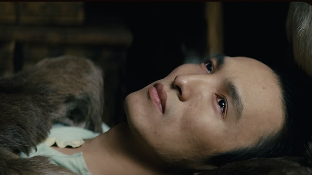 Ein Inuit Mann liegt mit Tränen in den Augen. Ein Inuit Mann liegt mit Tränen in den Augen.