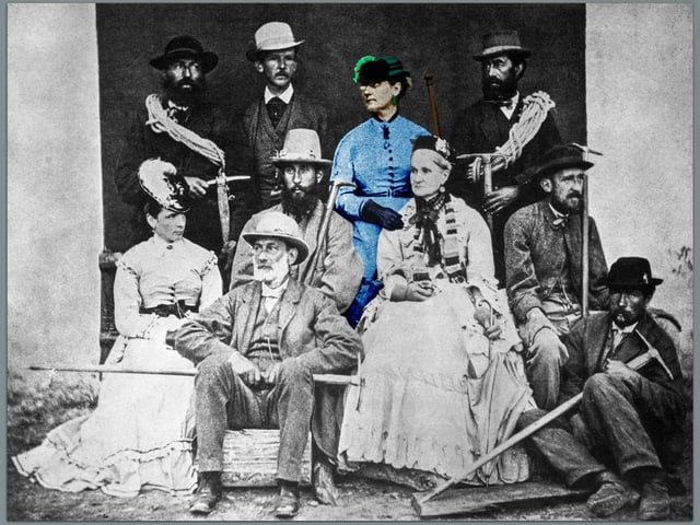 eine schwarz-weiss Fotografie von adligen Menschen, eine Frau ist farbig markiert eine schwarz-weiss Fotografie von adligen Menschen, eine Frau ist farbig markiert