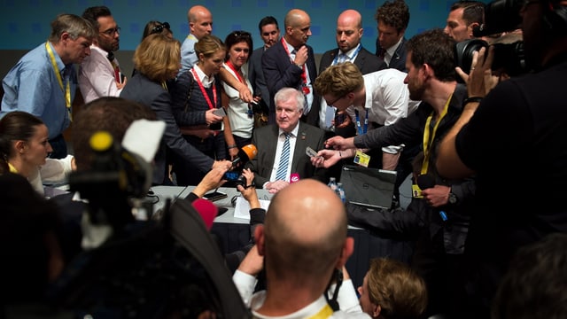 Horst Seehofer umgeben von zahlreichen Journalisten und Fotografen Horst Seehofer umgeben von zahlreichen Journalisten und Fotografen