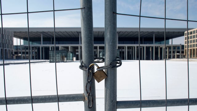 Vergitterte Haupthalle Berlin-Brandenburg Vergitterte Haupthalle Berlin-Brandenburg