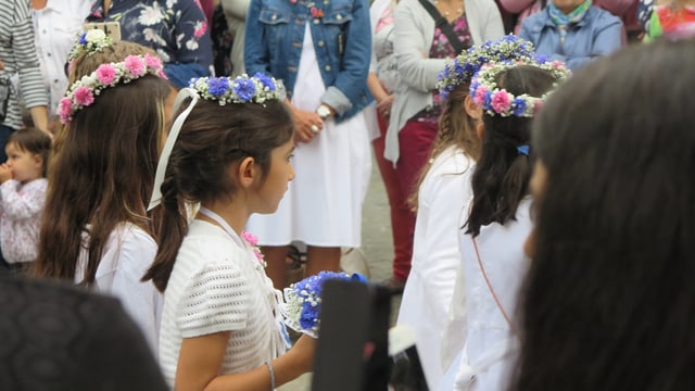 Kinder in Weiss an Umzug. Kinder in Weiss an Umzug.