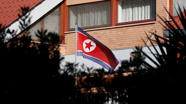 Die nordkoreanische Flagge weht vor der Botschaft in Rom. Die nordkoreanische Flagge weht vor der Botschaft in Rom.