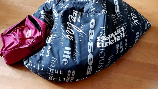 Ein schwarzer Sitzsack mit weissen englischen Begriffen aufgedruckt. Ein schwarzer Sitzsack mit weissen englischen Begriffen aufgedruckt.