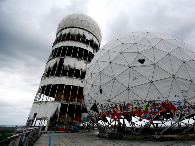 Radaranlagen auf dem ehemaligen NSA-Gebäude auf dem Teufelsberg in Berlin.
