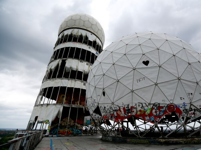 Radaranlagen auf dem ehemaligen NSA-Gebäude auf dem Teufelsberg in Berlin. Radaranlagen auf dem ehemaligen NSA-Gebäude auf dem Teufelsberg in Berlin.