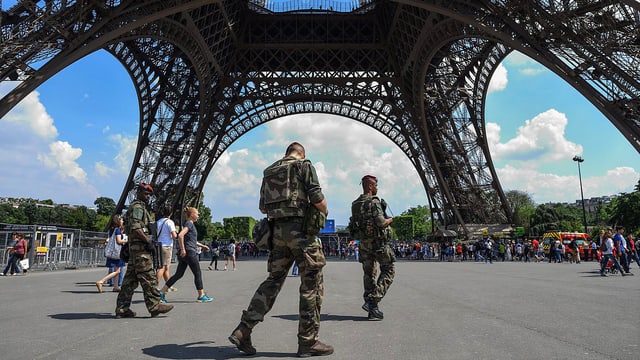 Soldaten auf Patrouille unter dem Eifelturm Soldaten auf Patrouille unter dem Eifelturm