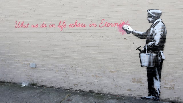 Gesprayter Mann putzt selber weg, was auf die Wand gesprayt ist: «What we do in life echoes in eternity.» Gesprayter Mann putzt selber weg, was auf die Wand gesprayt ist: «What we do in life echoes in eternity.»