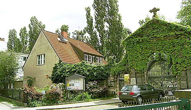 Eingangstor zum Friedhof und kleines Haus daneben Eingangstor zum Friedhof und kleines Haus daneben