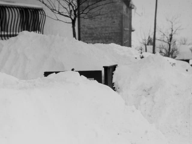 Hohe Schneemauern bei einem Hauseingang. Hohe Schneemauern bei einem Hauseingang.