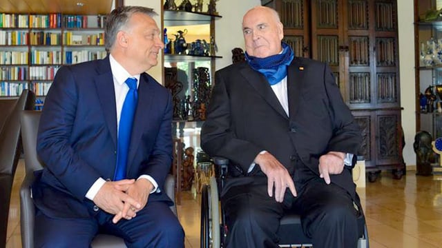 Viktor Orban sitzt neben Helmut Kohl. Viktor Orban sitzt neben Helmut Kohl.