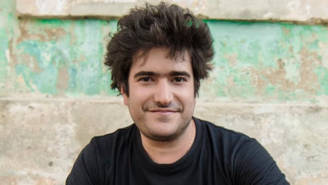 Eduardo Rawdriguez vor einer Wand. Eduardo Rawdriguez vor einer Wand.