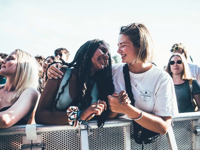 Festivalbesucherinnen in der ersten Reihe