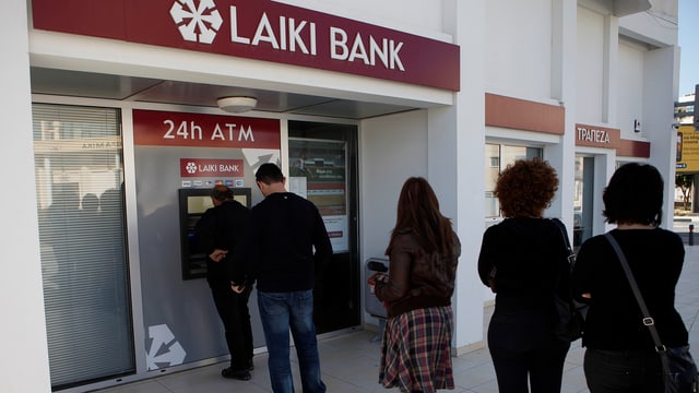 Menschen stehen Schlange vor einem Bankautomaten. Menschen stehen Schlange vor einem Bankautomaten.