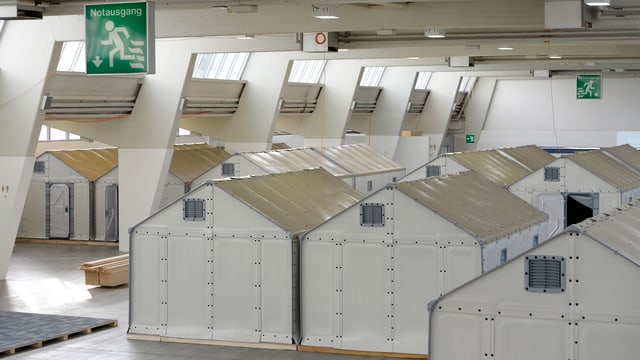 In einer Messehalle wurden Dutzende provisorische Notunterkünfte für Asylsuchende aufgebaut In einer Messehalle wurden Dutzende provisorische Notunterkünfte für Asylsuchende aufgebaut