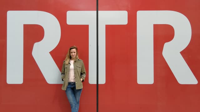Anna Känzig avant il logo da RTR Anna Känzig avant il logo da RTR