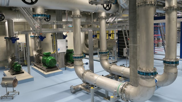 Rohre in der See-Energie-Zentrale in Horw Rohre in der See-Energie-Zentrale in Horw