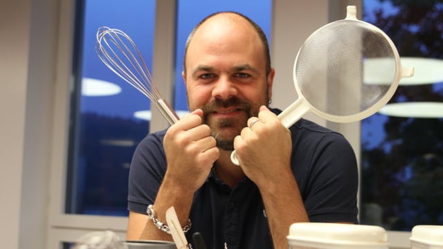 Sirio Flückiger mit Backutensilien. Sirio Flückiger mit Backutensilien.