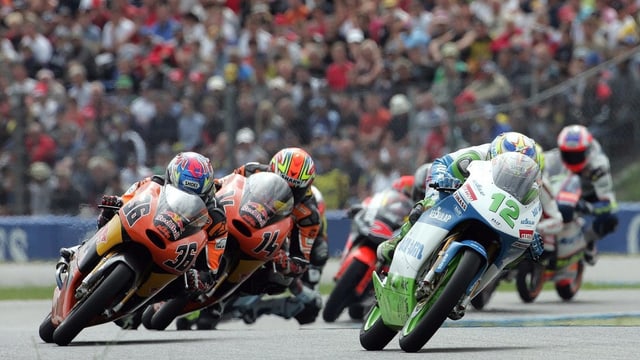 Tom Lüthi mit der Nummer 12 in Führung beim 125er-GP von Assen 2005. Tom Lüthi mit der Nummer 12 in Führung beim 125er-GP von Assen 2005.