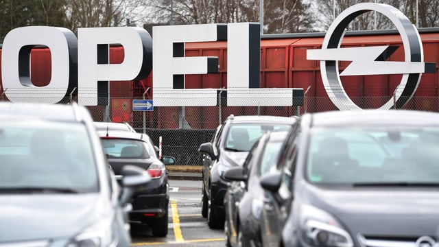 Autos vor Opel-Logo. Autos vor Opel-Logo.