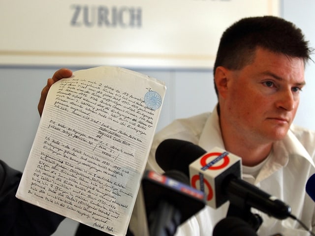 Christoph Meili an einer Pressekonferenz