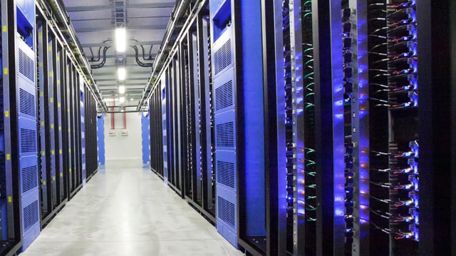 Ein langer Gang, rechts und links Racks mit Servern. Ein langer Gang, rechts und links Racks mit Servern.