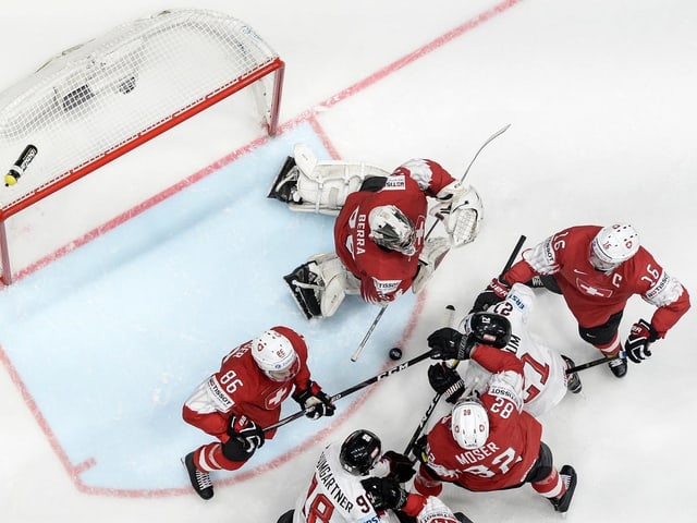 Mit vereinten Kräften schirmen die Schweizer Spieler das eigene Gehäuse ab. Mit vereinten Kräften schirmen die Schweizer Spieler das eigene Gehäuse ab.