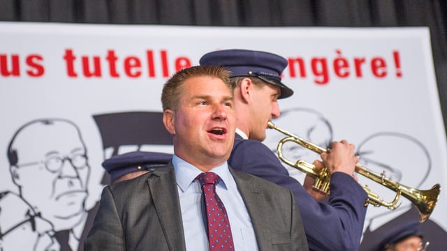 Toni Brunner vor einem Plakat und einen Trompetenspieler. Toni Brunner vor einem Plakat und einen Trompetenspieler.