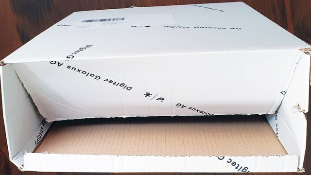 aufgerissenes Packet, innen leer aufgerissenes Packet, innen leer