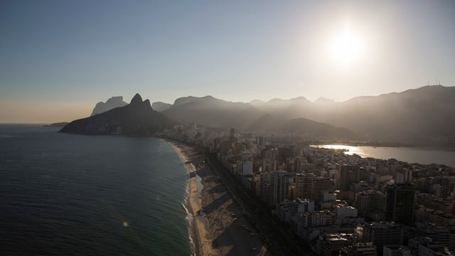 Rio, tiefstehende Sonne über der Stadt. 
