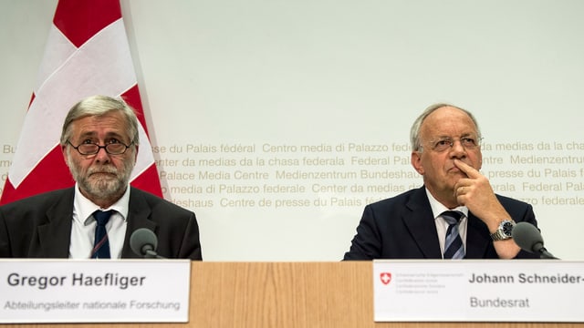 Bundesrat Schneider-Ammann (r.) und Gregor Haefliger bei einer Pressekonferenz zur Teilnahme der Schweiz «Horizon 2020». Bundesrat Schneider-Ammann (r.) und Gregor Haefliger bei einer Pressekonferenz zur Teilnahme der Schweiz «Horizon 2020».