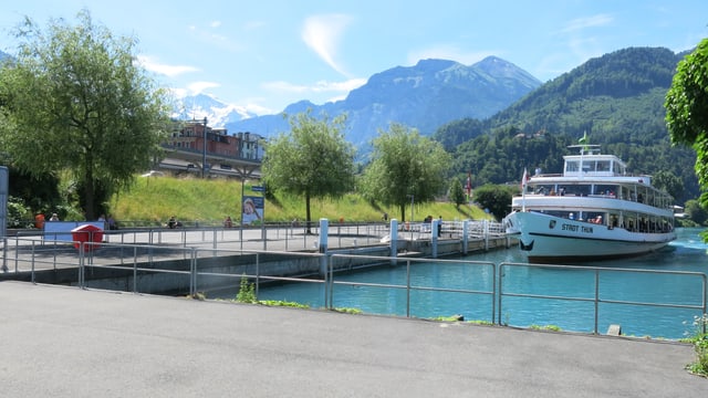 Schiff fährt in den Hafen ein. Schiff fährt in den Hafen ein.