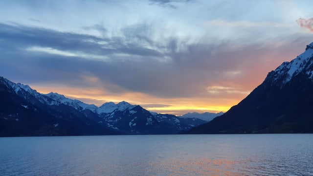 Blick über den Brienzersee von Brienz aus, kurz nach Sonnenuntergang. Blick über den Brienzersee von Brienz aus, kurz nach Sonnenuntergang.