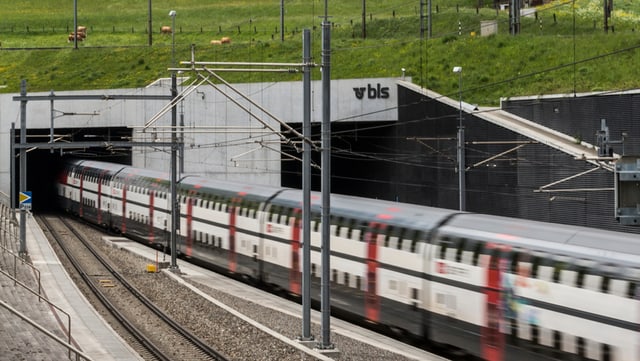 Zug am Nordportal des Lötschberg-Basistunnels.