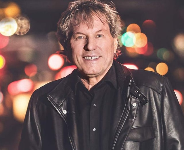 Bernhard Brink vor Lichtermeer der Stadt. Bernhard Brink vor Lichtermeer der Stadt.
