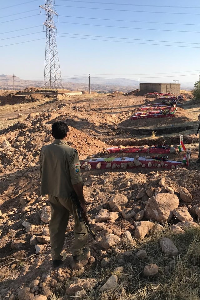 Peshmerga-Kämpfer steht auf dem Friedhof in Koya Peshmerga-Kämpfer steht auf dem Friedhof in Koya