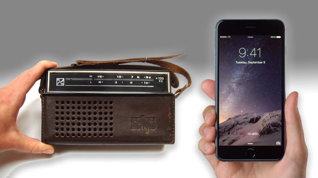 Alter Transistorradio und modernes Smartphone Alter Transistorradio und modernes Smartphone