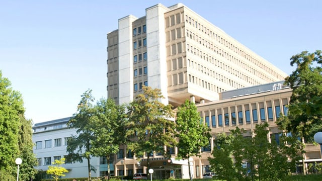 Blick auf das Hauptgebäude des Kantonsspitals Aarau. Blick auf das Hauptgebäude des Kantonsspitals Aarau.